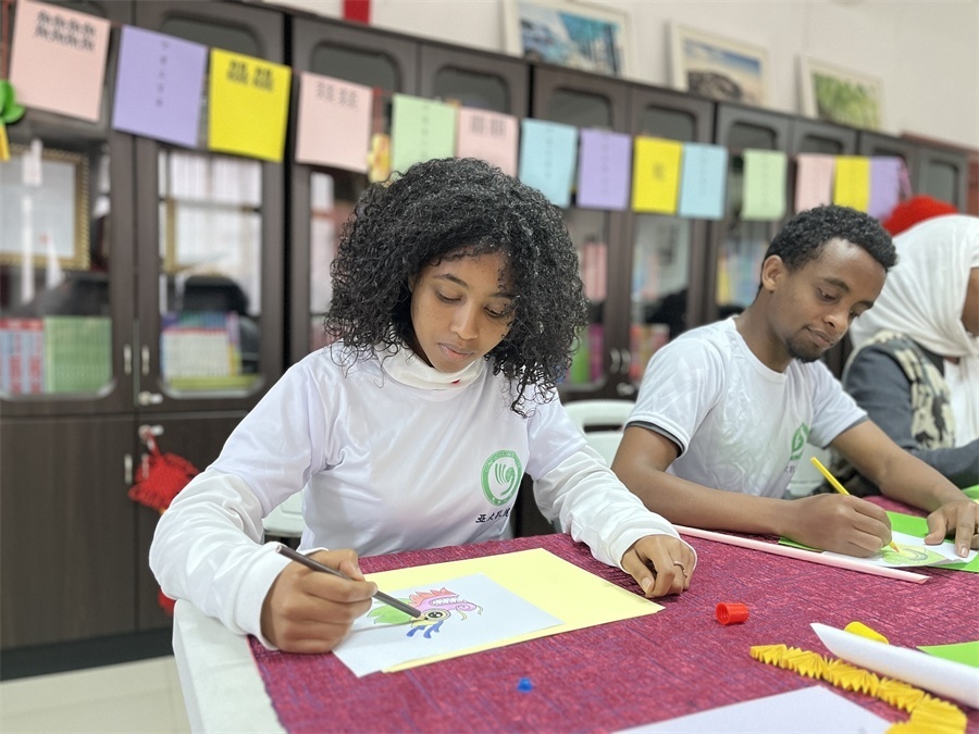 亞的斯亞貝巴大學(xué)孔子學(xué)院“網(wǎng)絡(luò)中國節(jié)·元宵”主題文化體驗(yàn)活動(dòng)現(xiàn)場(chǎng)。亞的斯亞貝巴大學(xué)孔子學(xué)院供圖