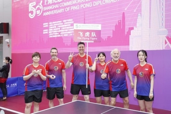 2021年，歐君廷（左三）參加上海紀念中美乒乓外交50周年活動