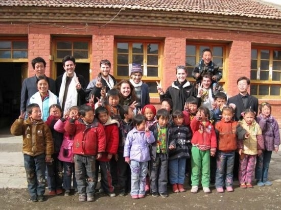 2008年，歐君廷帶領美國大學生到甘肅一所村辦小學訪問教課