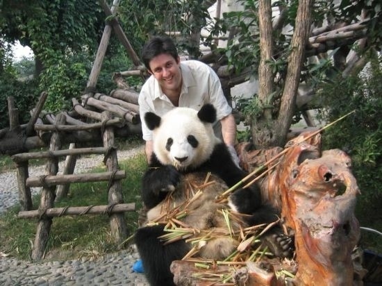 2006年，歐君廷在四川成都和熊貓合影
