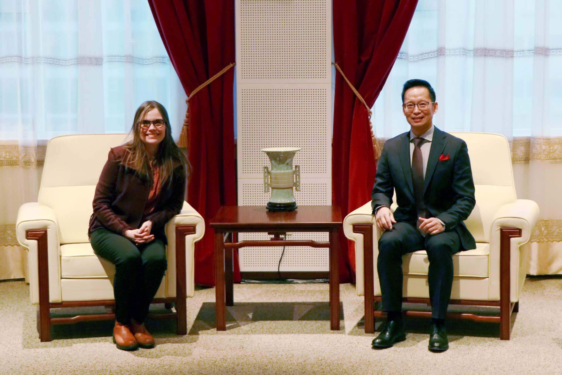 冰島總理雅各布斯多蒂爾（右一）與中國駐冰島大使何儒龍合影。中國駐冰島大使館供圖