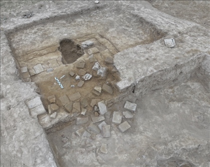 這是都蘭熱水墓群北一區(qū)M37號（“羊圈墓”）祭臺的砌磚。