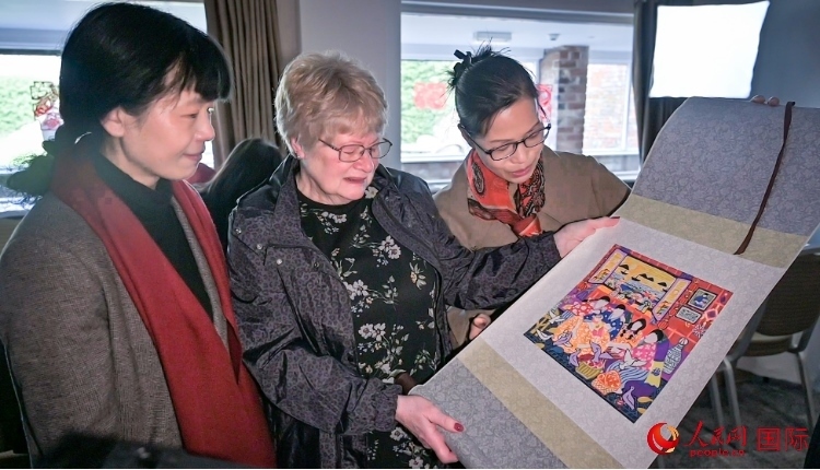 贈送舟山漁民畫。人民網 郭錦標攝