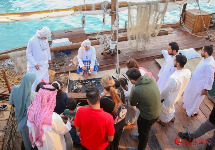 游客了解采珠工作。人民網(wǎng) 塔里克·易卜拉欣攝