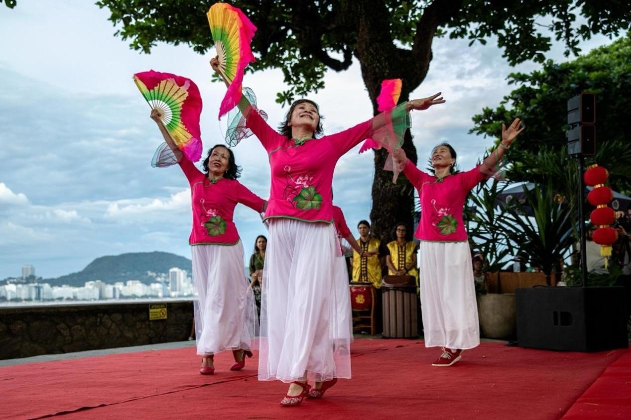 當(dāng)?shù)貢r(shí)間2月24日晚，2024年元宵節(jié)慶?；顒?dòng)在巴西里約熱內(nèi)盧市科帕卡巴納要塞舉辦。巴西山河文化促進(jìn)中心供圖