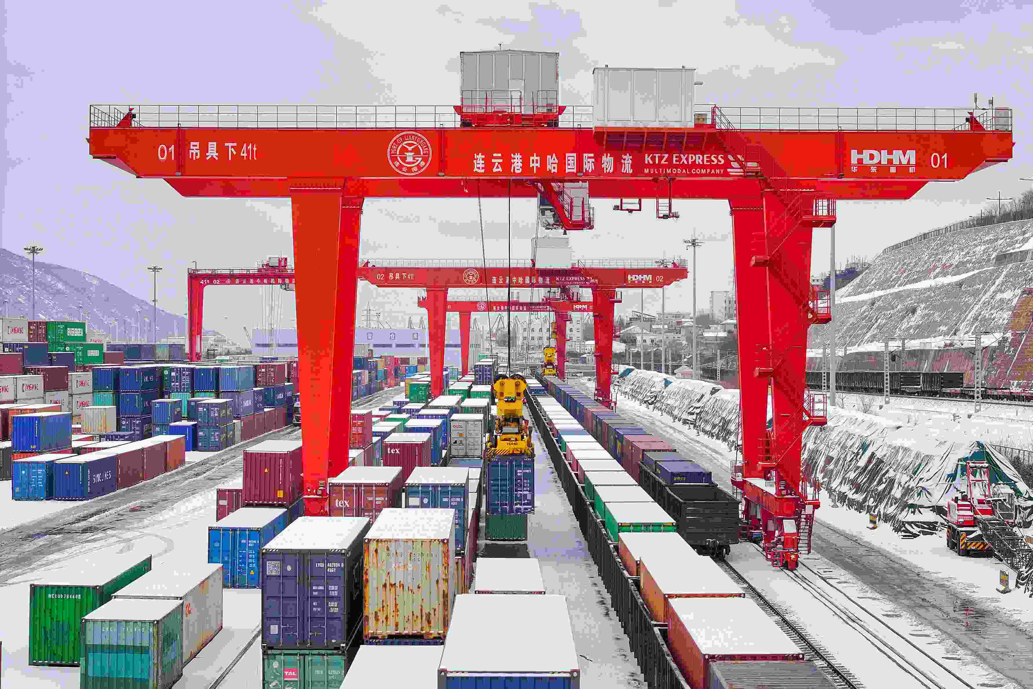 2024年2月22日，江蘇省連云港市中哈連云港物流合作基地，大型機(jī)械正在吊裝集裝箱。