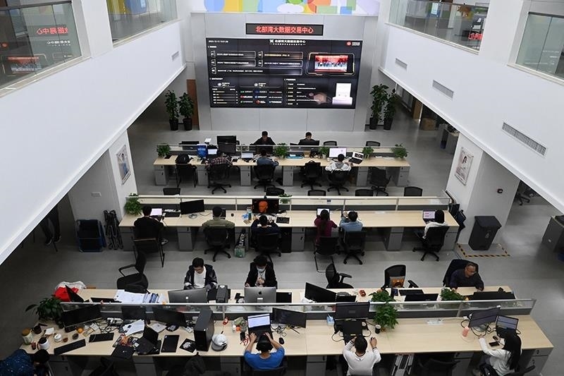 2023年12月12日，中國－東盟信息港股份有限公司員工在工作中。