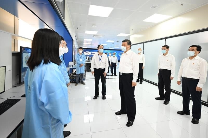 2023年7月6日，習近平總書記在江蘇南京市考察紫金山實驗室時，同科研人員親切交流。