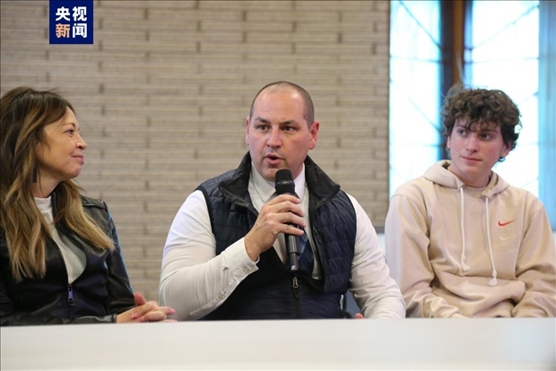 △馬斯卡廷中學(xué)高中部校長(zhǎng)瑞安·卡斯?fàn)? width=