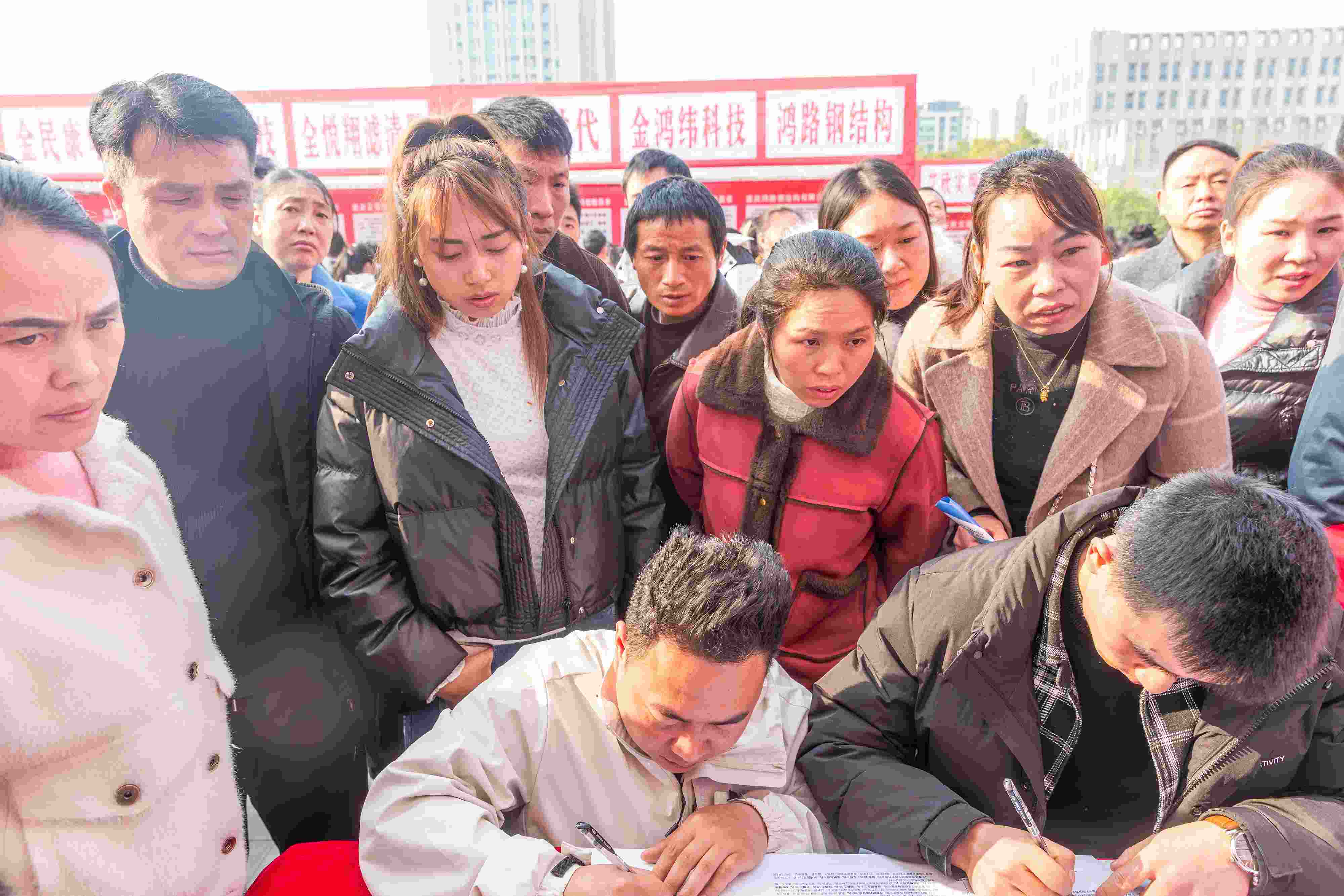 △ 2024年2月19日，重慶市南川區(qū)舉辦2024“春風(fēng)行動”招聘會，為企業(yè)和求職者牽線搭橋，助力務(wù)工人員返崗就業(yè)、企業(yè)復(fù)產(chǎn)復(fù)工。