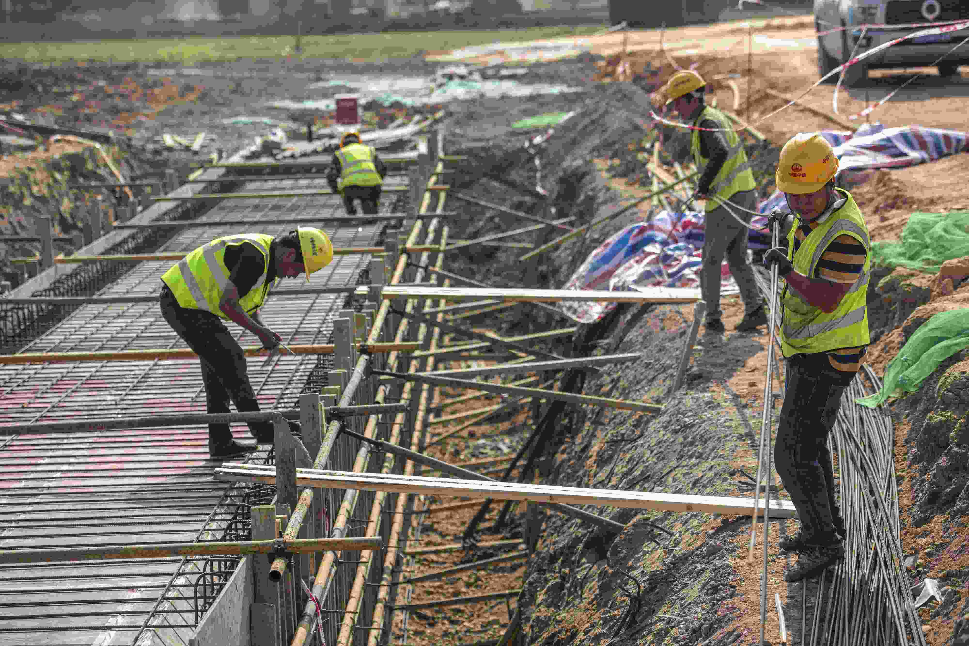 △ 2024年2月20日，海南省瓊海市，工程機械在博鰲樂城國際醫(yī)療旅游先行區(qū)康健路上加緊施工。