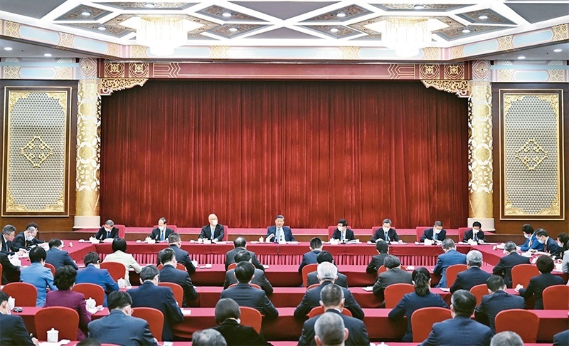 2023年3月6日，中共中央總書記、國家主席、中央軍委主席習(xí)近平看望參加全國政協(xié)十四屆一次會議的民建、工商聯(lián)界委員，并參加聯(lián)組會，聽取意見和建議。中共中央政治局常委、全國政協(xié)十四屆一次會議主席團(tuán)會議主持人王滬寧，中共中央政治局常委蔡奇、丁薛祥參加看望和討論。 新華社記者 謝環(huán)馳/攝