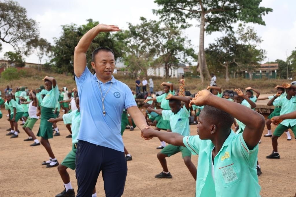 2月20日，在塞拉利昂首都弗里敦，來自塞拉利昂大學(xué)孔子學(xué)院的武術(shù)教師劉偉在為當(dāng)?shù)貙W(xué)生上武術(shù)課。