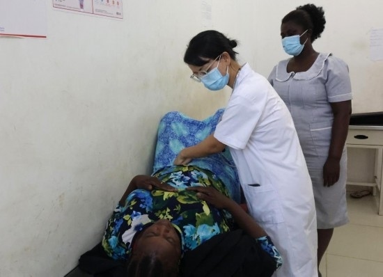 2023年2月27日，在塞拉利昂首都弗里敦，一名中國醫(yī)療隊(duì)的醫(yī)生正在為患者檢查身體。