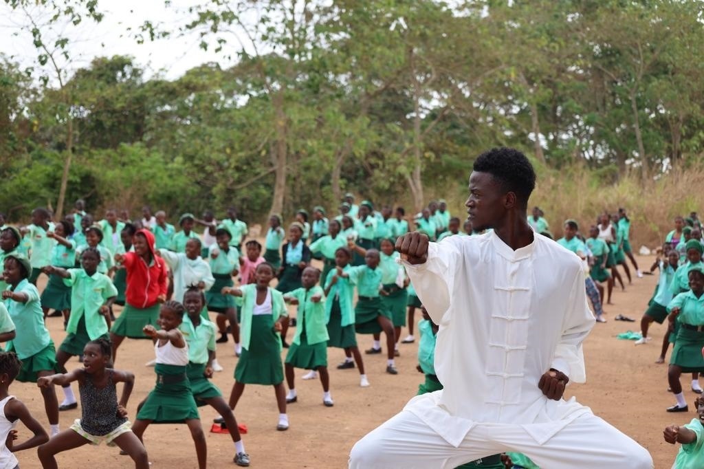 2月20日，在塞拉利昂首都弗里敦，當(dāng)?shù)貙W(xué)生在上武術(shù)課。