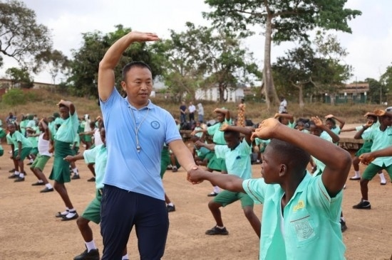 2月20日，在塞拉利昂首都弗里敦，來自塞拉利昂大學(xué)孔子學(xué)院的武術(shù)教師劉偉在為當(dāng)?shù)貙W(xué)生上武術(shù)課。
