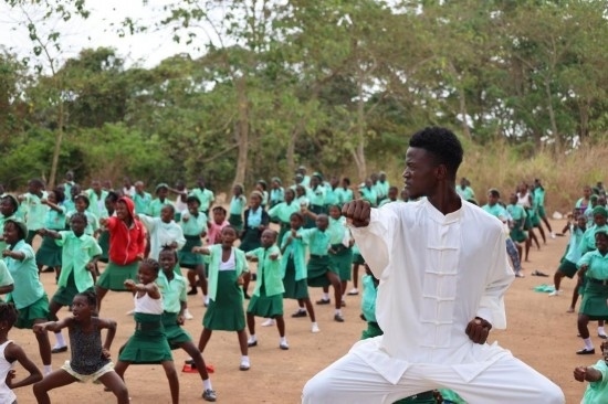 2月20日，在塞拉利昂首都弗里敦，當(dāng)?shù)貙W(xué)生在上武術(shù)課。