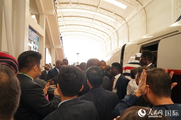 人們爭相前往紅線試乘。人民網(wǎng)記者 姜宣攝