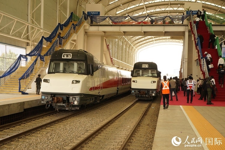 紅線車輛整裝待發(fā)。人民網(wǎng)記者 姜宣攝