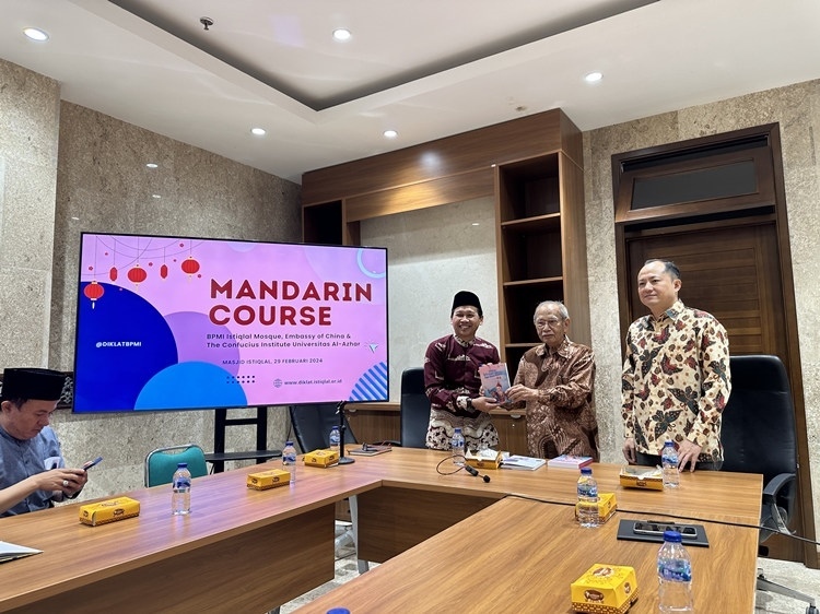 阿拉扎大學(xué)孔子學(xué)院向獨(dú)立清真寺贈(zèng)書。阿拉扎大學(xué)孔子學(xué)院供圖