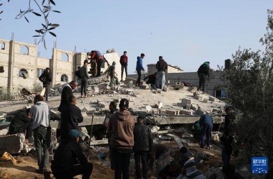  3月3日，在加沙地帶南部城市拉法，人們查看被以軍空襲破壞的建筑。新華社發(fā)（哈立德·奧馬爾攝）