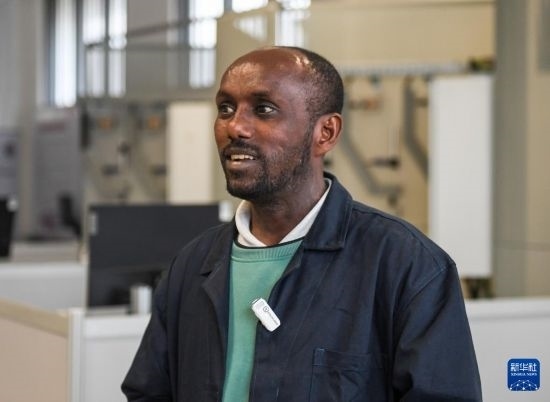 2月15日，在亞的斯亞貝巴的埃塞俄比亞聯(lián)邦職業(yè)技術(shù)培訓(xùn)學(xué)院，魯班工坊當(dāng)?shù)亟處熂s納斯·阿凱萊（中文名艾友涵）接受新華社采訪。