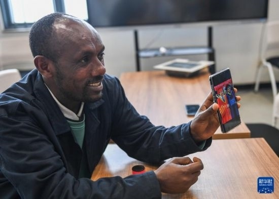 2月15日，在亞的斯亞貝巴的埃塞俄比亞聯(lián)邦職業(yè)技術(shù)培訓(xùn)學(xué)院，魯班工坊當(dāng)?shù)亟處熂s納斯·阿凱萊（中文名艾友涵）展示在中國學(xué)習(xí)時的照片。