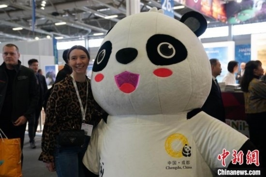 3月5日，2024年柏林國際旅游交易會(ITB)在柏林會展中心拉開帷幕。以“你好！中國”為主題的中國展區(qū)當(dāng)日亮相展會。圖為觀眾與大熊貓人偶合影。中新社記者 馬秀秀 攝