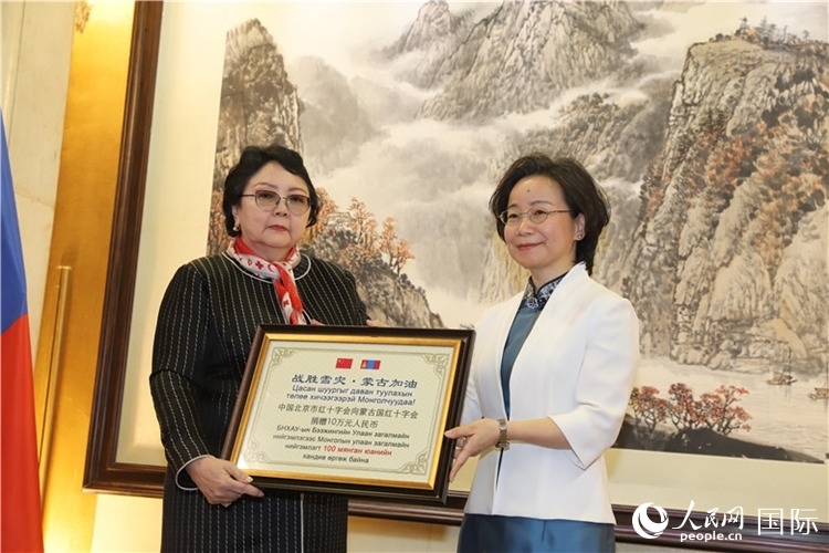 沈大使向?qū)殑跔柆敚ㄗ螅┟貢L(zhǎng)轉(zhuǎn)交捐款。人民網(wǎng)記者 霍文攝