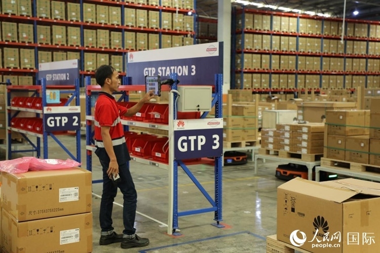 華為5G智能倉庫里，工作人員正在利用智能系統(tǒng)辦公。人民網(wǎng)記者 曹師韻攝