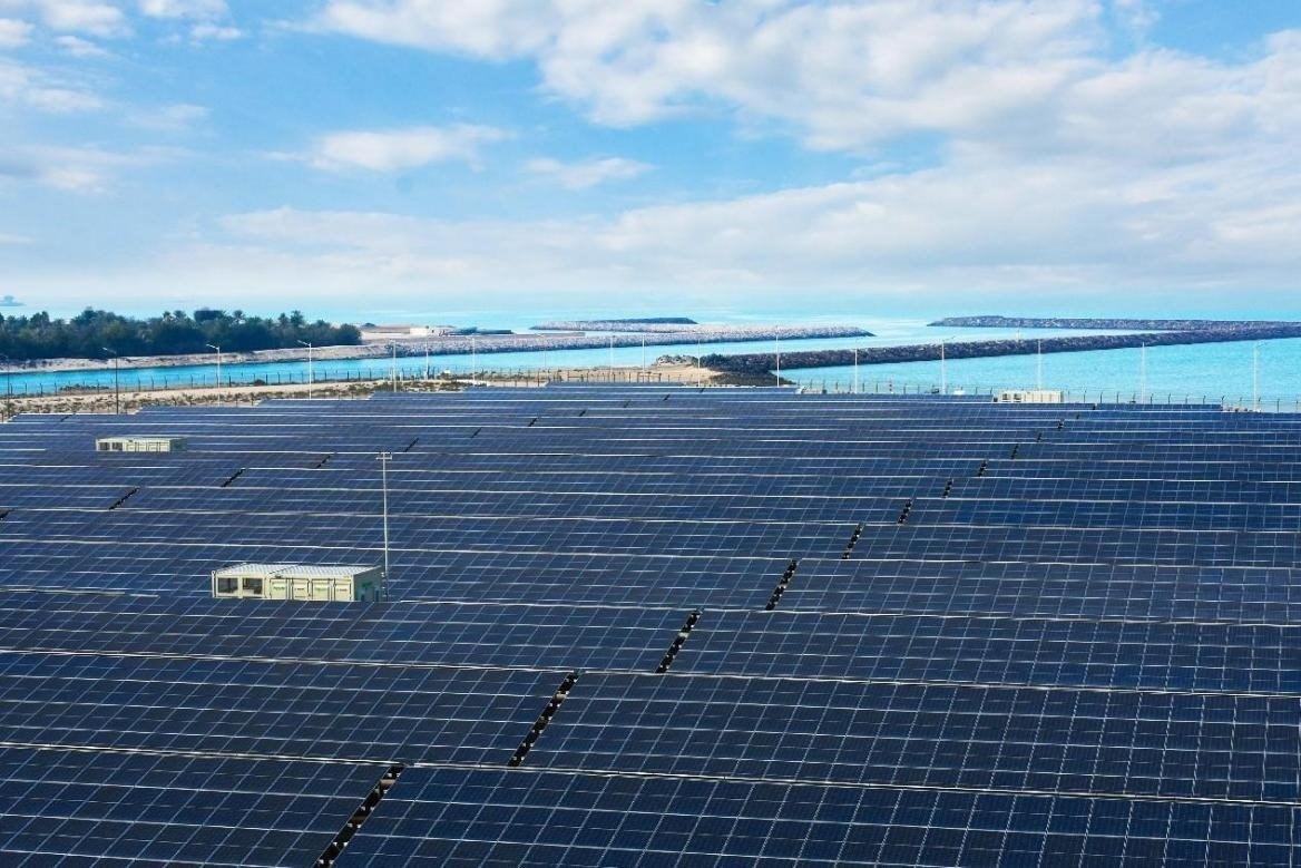 項目廣泛采用光伏補償發(fā)電系統(tǒng)，降低能源消耗。山東電建三公司供圖