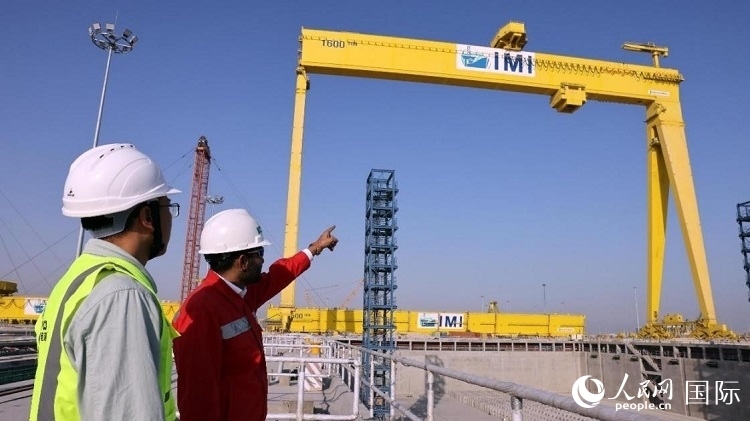 工作人員查看龍門吊情況。人民網(wǎng)記者管克江攝