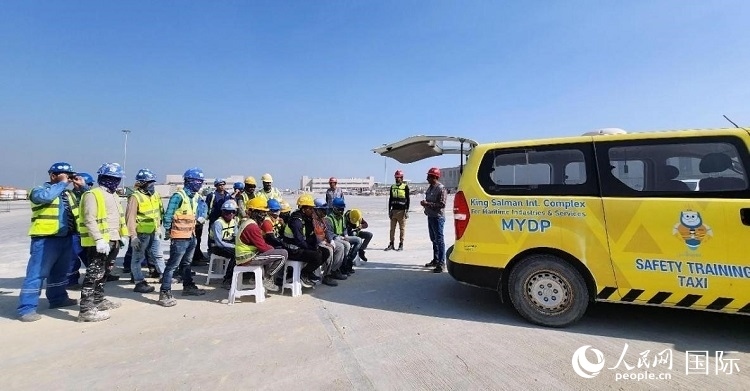 安全宣講出租車在現(xiàn)場播放安全視頻。人民網(wǎng)記者 管克江攝