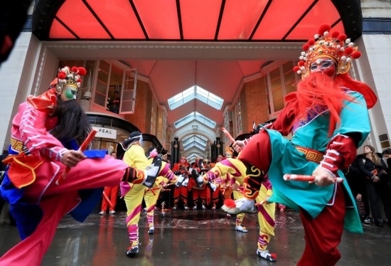  2024年2月10日，來(lái)自廣東普寧的英歌舞團(tuán)演員在英國(guó)倫敦伯靈頓拱廊街表演英歌舞。新華社記者 李穎 攝