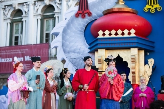  2024年2月13日，在意大利威尼斯，志愿者身著漢服進(jìn)行表演。新華社記者 李京 攝