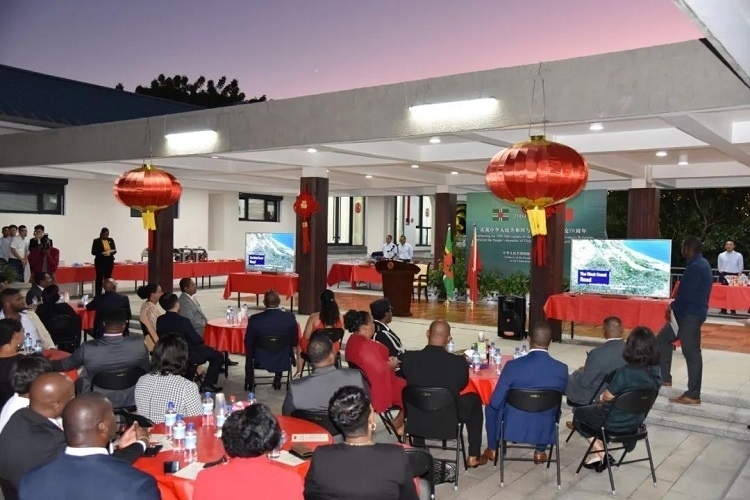 當(dāng)?shù)貢r間3月13日，慶祝中國與多米尼克建交20周年招待會在中國駐多大使館舉行。中國駐多米尼克大使館供圖