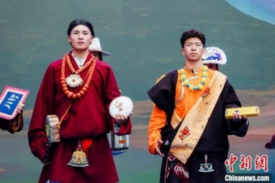 圖為身著民族服飾的演員們展示果洛特產(chǎn)。 果洛州文體旅游廣電局 供圖