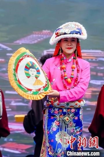 圖為身著民族服飾的演員們展示果洛特色產(chǎn)品。 果洛州文體旅游廣電局 供圖