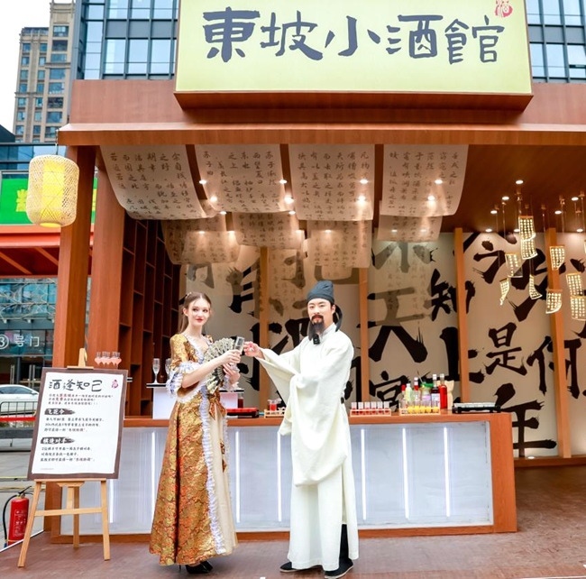 圖為演員扮演的“蘇東坡先生”。受訪方供圖