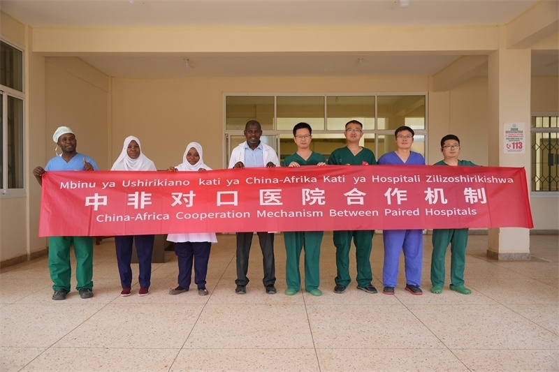 醫(yī)療隊(duì)隊(duì)隊(duì)員和基文吉區(qū)醫(yī)院院長(zhǎng)（左四）及醫(yī)護(hù)人員合影。中國(guó)援桑醫(yī)療隊(duì)供圖