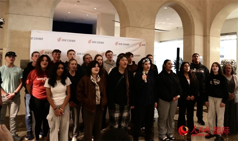 全體美國高中生合唱《希望的田野》。人民網(wǎng)記者 鄧圩攝