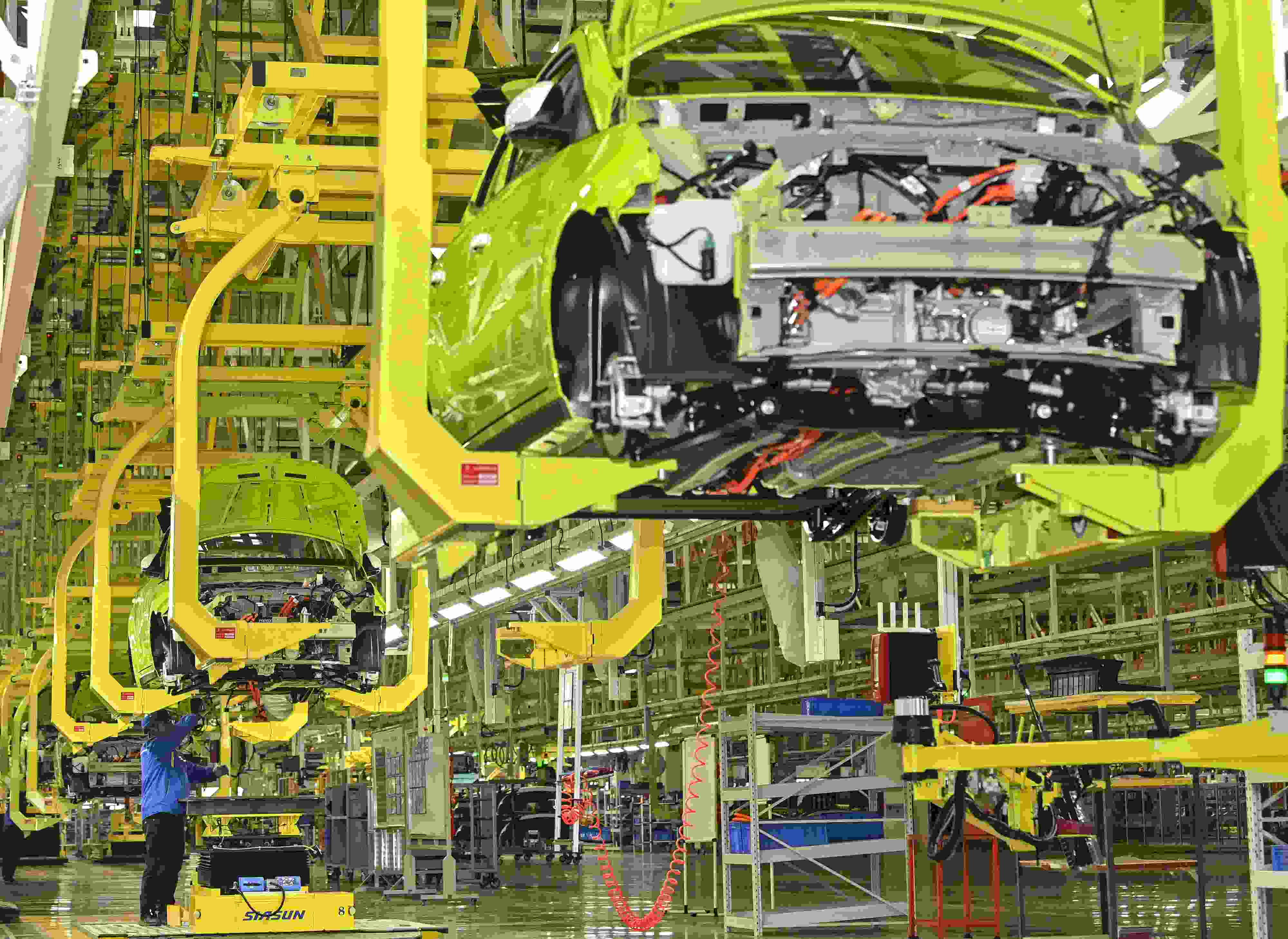 △ 2024年2月27日，一家新能源汽車公司的總裝車間生產(chǎn)線上，工人正在加緊生產(chǎn)趕訂單。