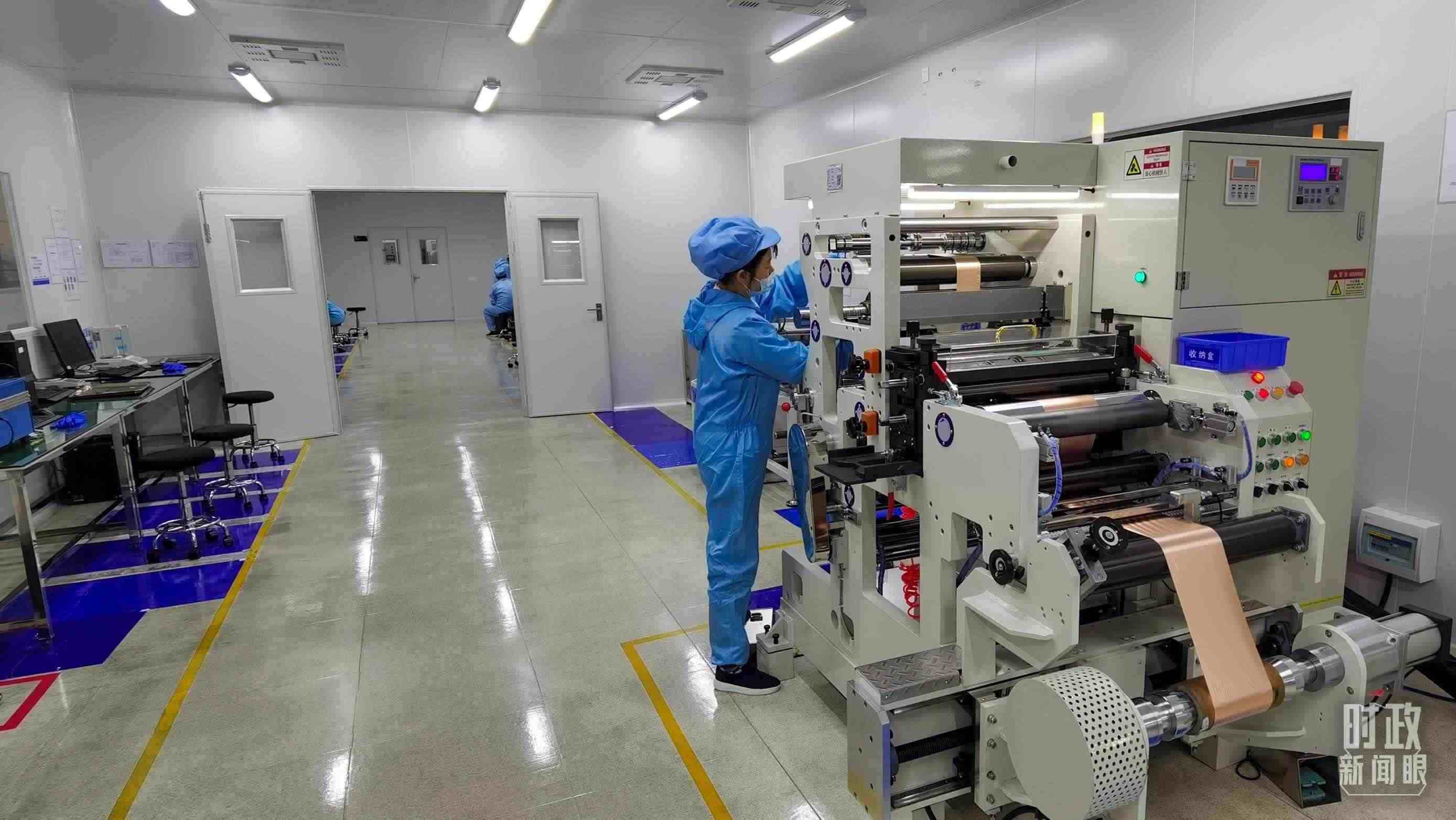 △企業(yè)員工將冷壓后的極片裁出規(guī)定尺寸，用于鋰電池制作。（總臺央視記者郭鴻拍攝）