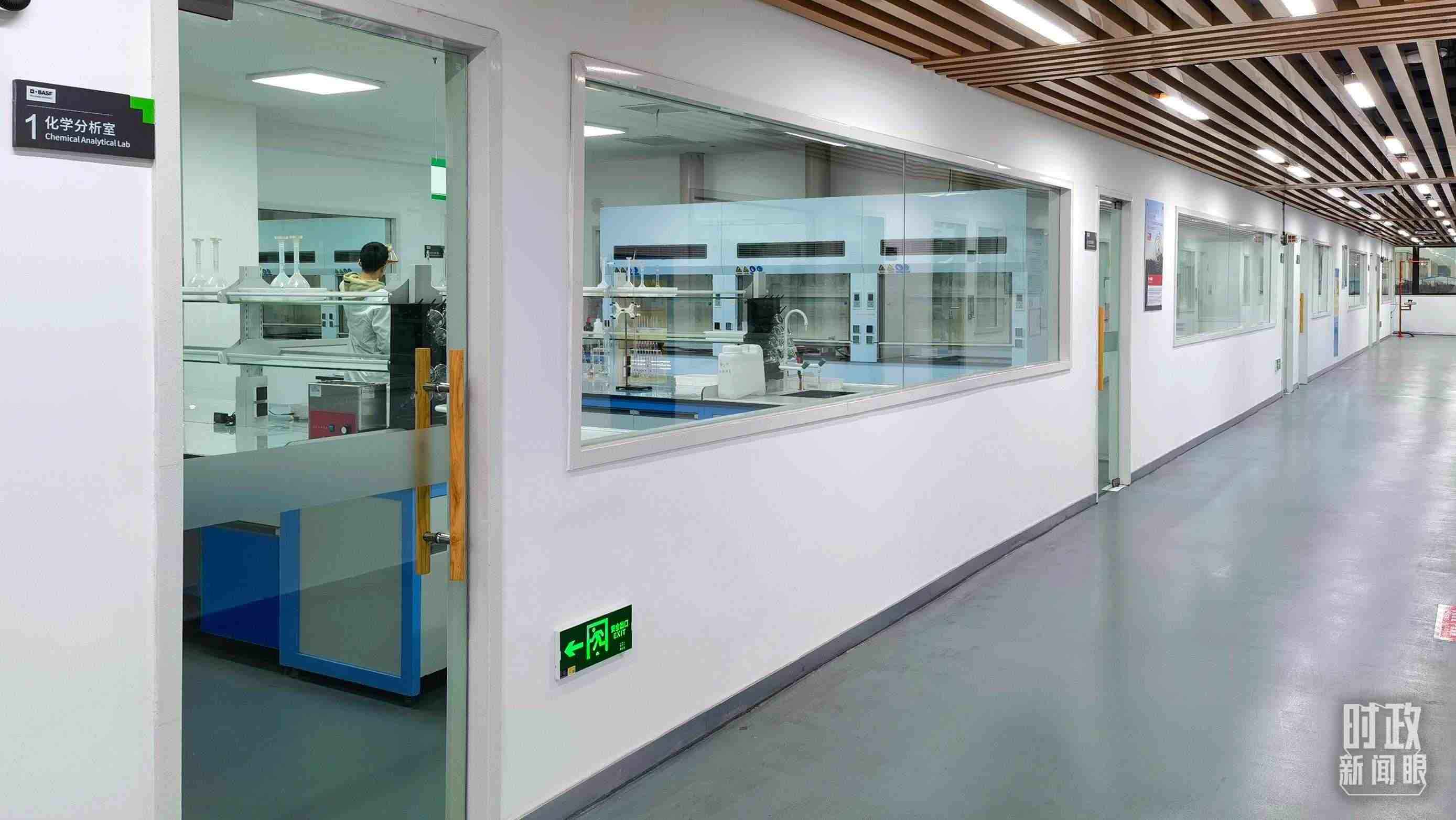 △巴斯夫杉杉電池材料有限公司化學分析室。（總臺央視記者石丞拍攝）