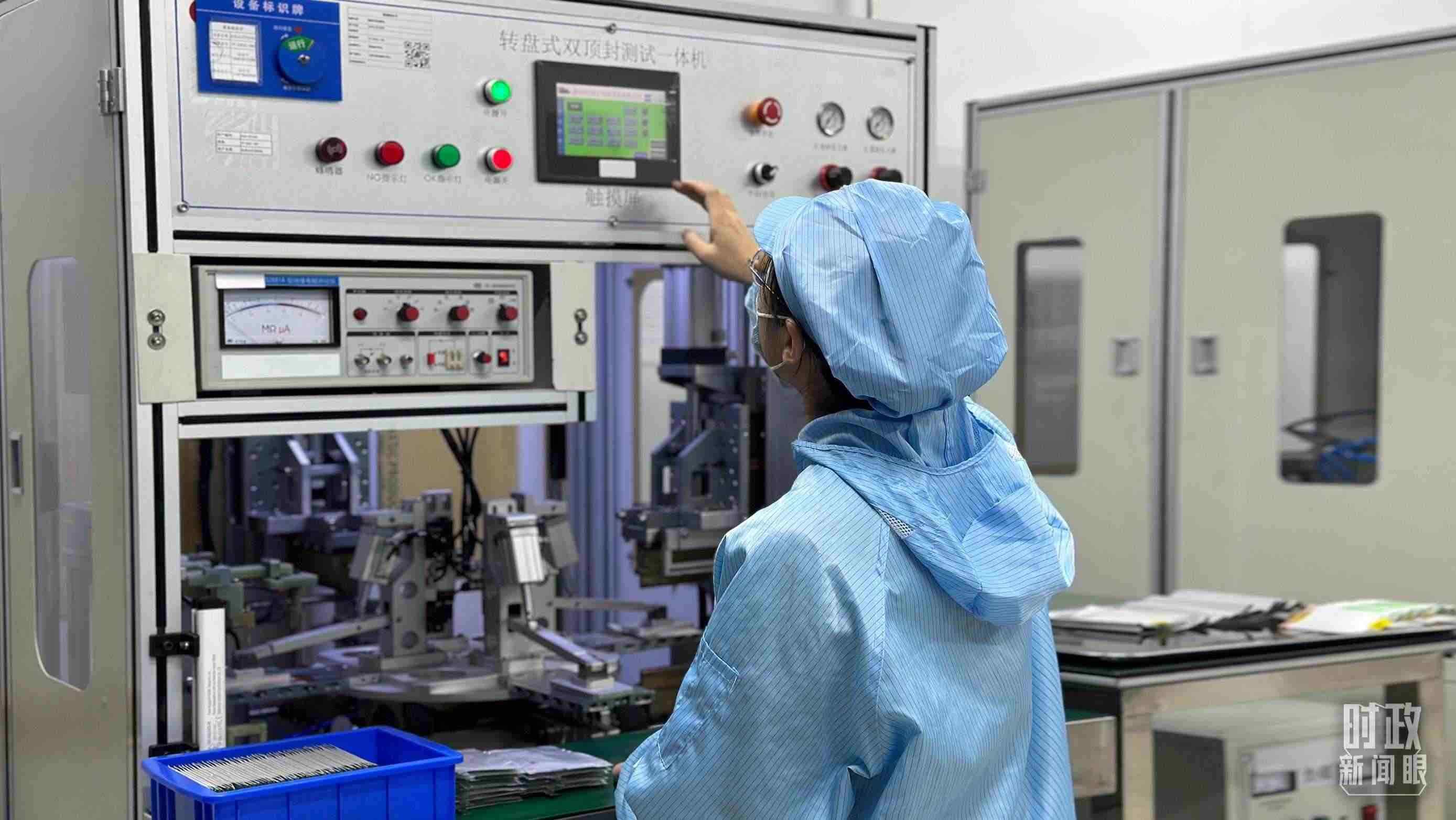 △企業(yè)電池技術中心內，員工正在進行電池封裝。（總臺央視記者盧心雨拍攝）