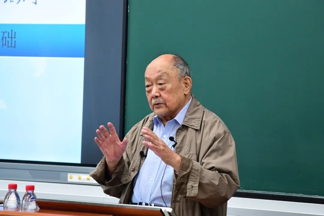 91歲的楊士莪院士“一站到底”為學生授課。哈爾濱工程大學供圖