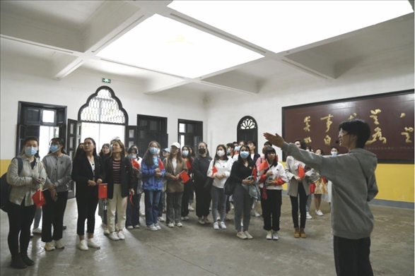 2021年5月20日，少數(shù)民族學(xué)生在湖南第一師范學(xué)院進(jìn)行紅色研學(xué)活動(dòng)，共同追尋那段紅色歲月的足跡。