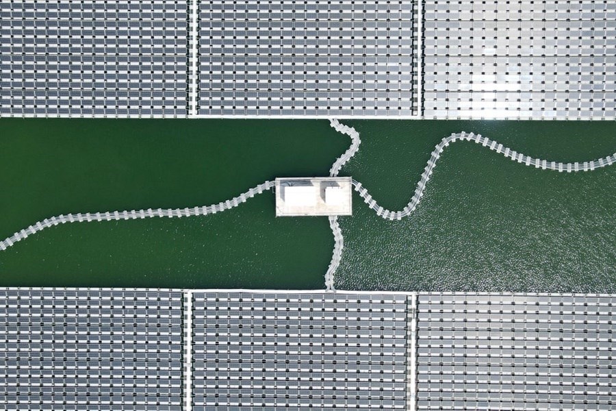 2022年8月25日拍攝的潁上縣毛圩水上光伏電站（無人機(jī)照片）。近年來，安徽省阜陽市潁上縣古城鎮(zhèn)積極推進(jìn)采煤沉陷區(qū)治理工作，將昔日的采煤沉陷區(qū)建設(shè)成水上光伏電站，既減少占用土地面積，又能生產(chǎn)清潔能源。