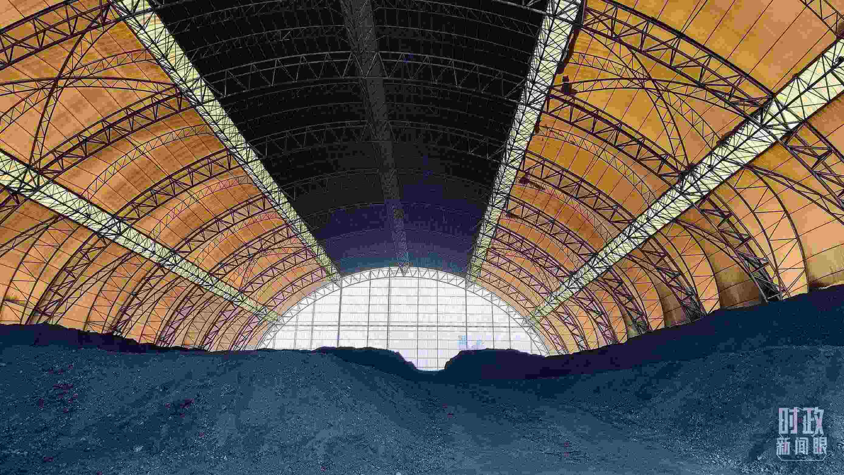 山西瑞光熱電有限責(zé)任公司儲煤場。2022年1月，習(xí)近平來到這里察看煤場儲煤情況。（總臺央視記者楊立峰拍攝）