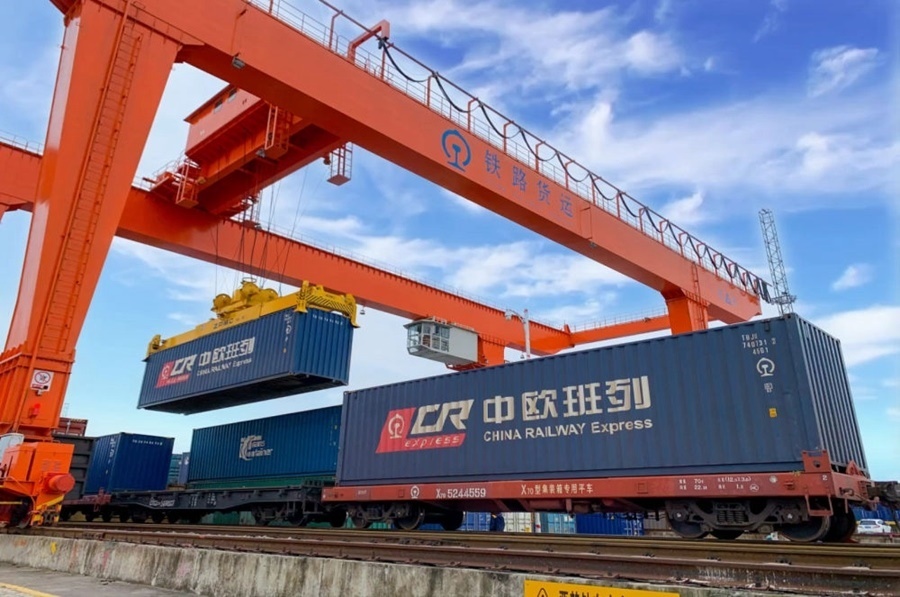 2022年4月29日，在鐵路合肥北站物流基地集裝箱作業(yè)區(qū)，龍門吊吊裝準(zhǔn)備發(fā)運(yùn)的中歐班列集裝箱。